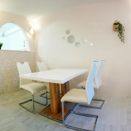 Symphony Garden: Modern, New Apartament *