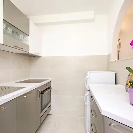 Symphony Garden: Modern, New Apartament