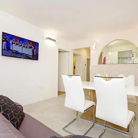 Symphony Garden: Modern, New Apartament *