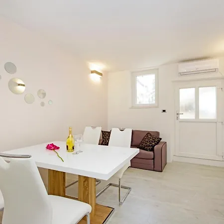 Symphony Garden: Modern, New Apartment *