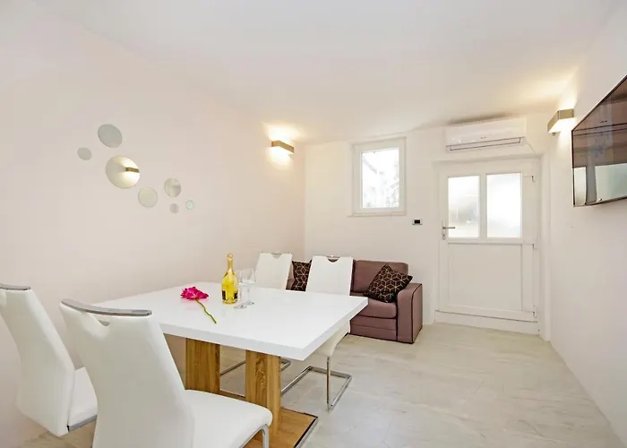 Symphony Garden: Modern, New 公寓 *