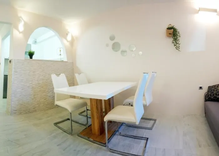 Symphony Garden: Modern, New 公寓 *