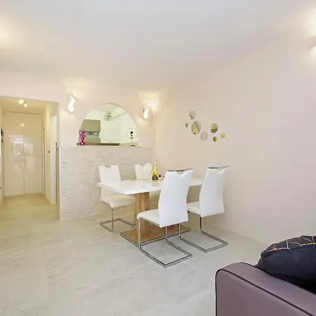 Apartment Symphony Garden: Modern, New Split