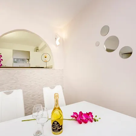 Symphony Garden: Modern, New Apartment