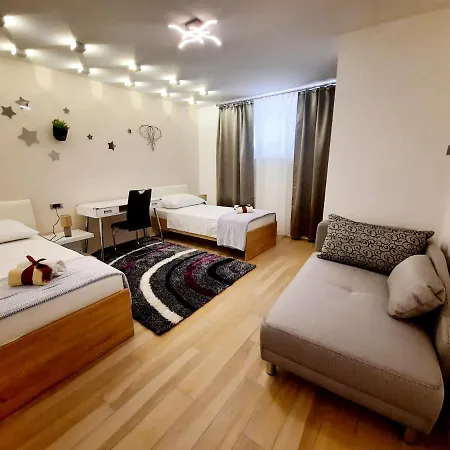 Symphony Garden: Modern, New Apartamento *