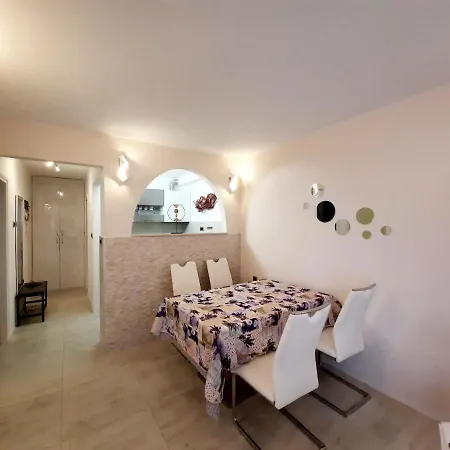 Symphony Garden: Modern, New Apartamento Split