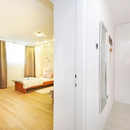 Symphony Garden: Modern, New Apartamento Split